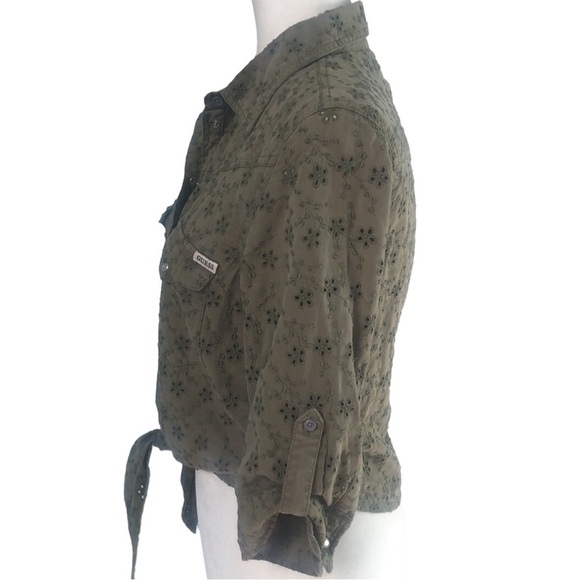 GUESS Eyelet Denim Tie Front Pin Up Shirt Size Medium - Picture 4 of 15